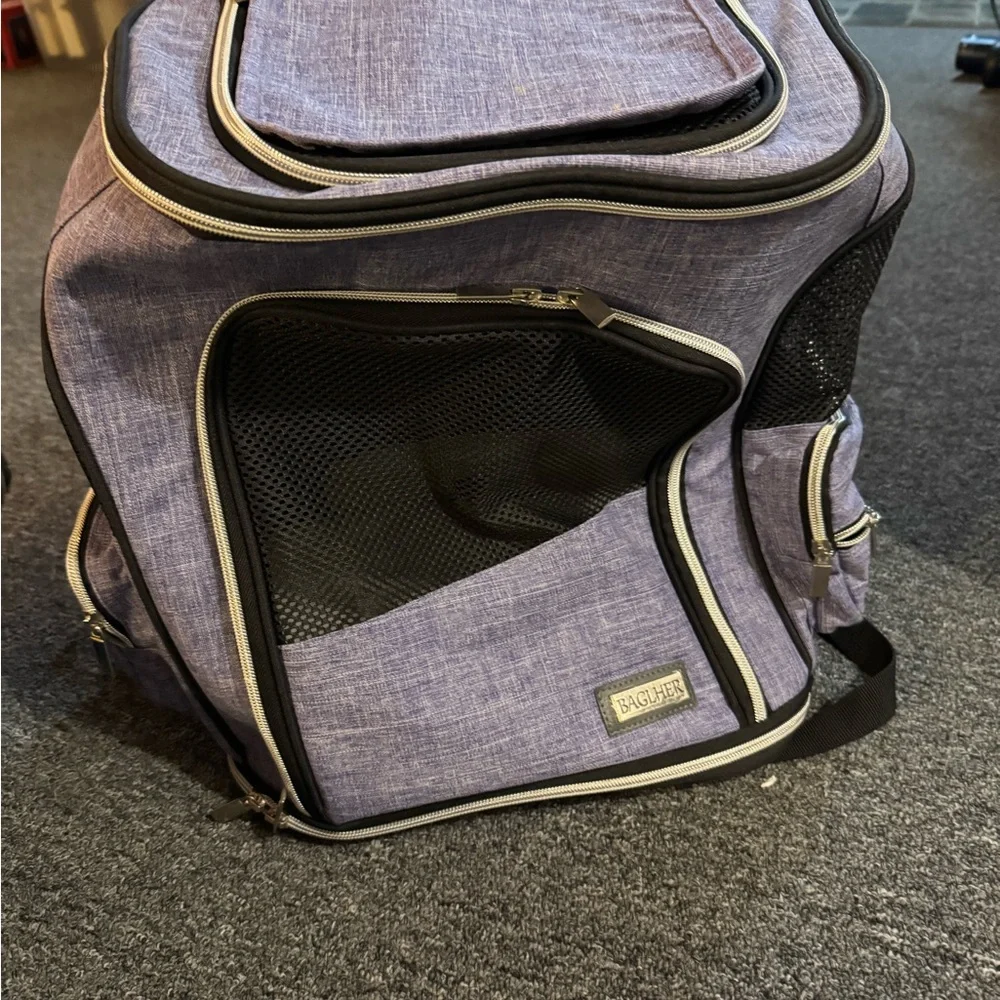 Expandable pet carrier backpack New without tags Grey and black